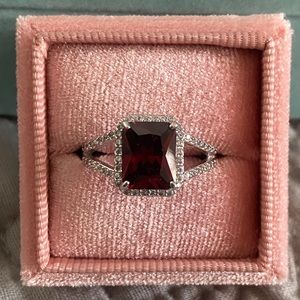 NWOT Garnet ring SIZE 9